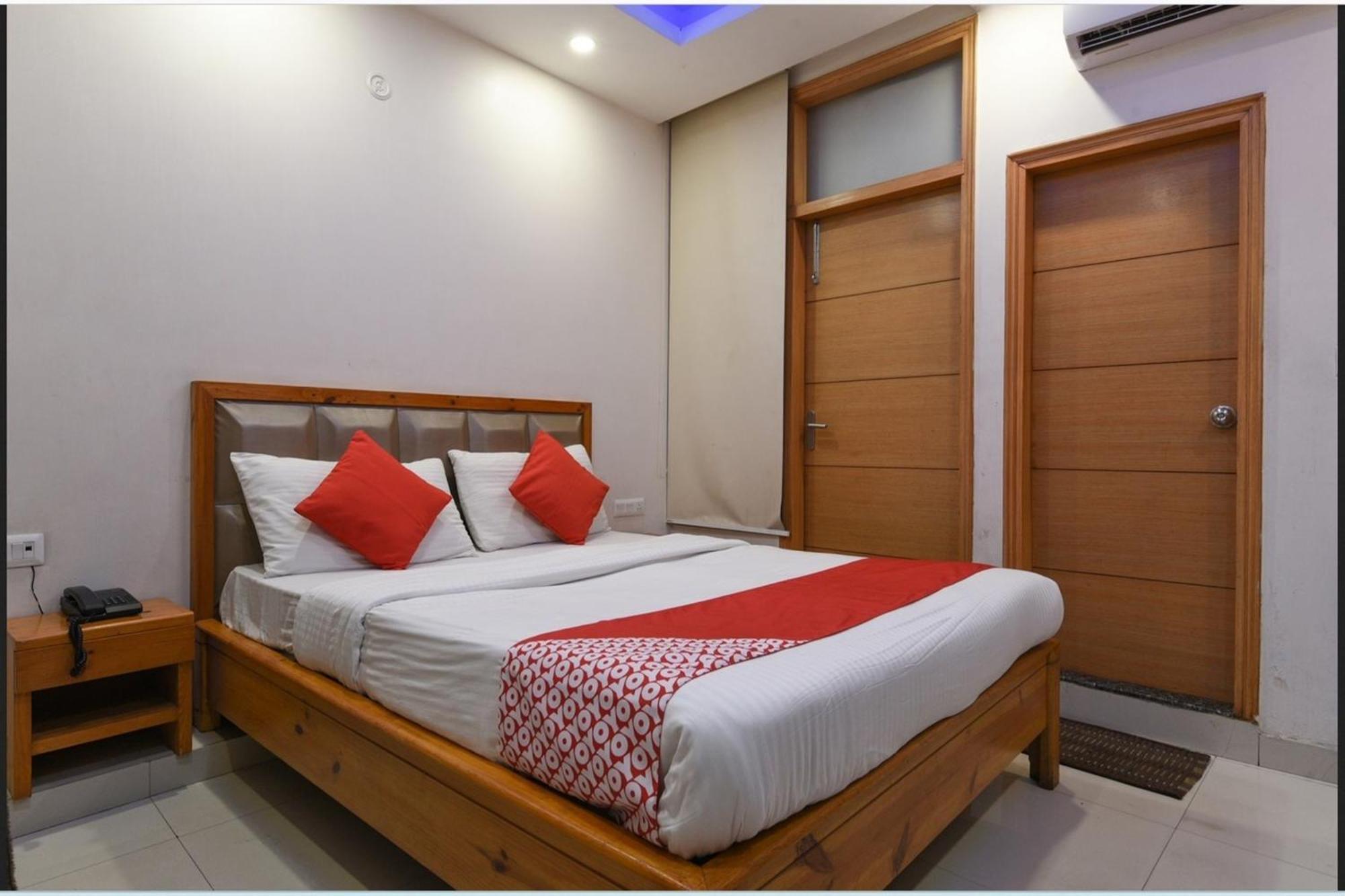 Hotel Clink New Delhi Airport Екстериор снимка