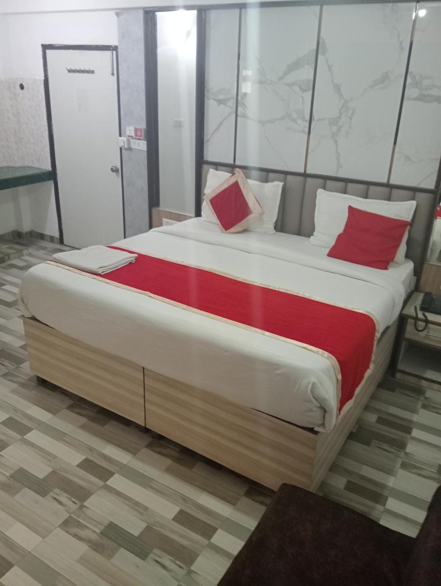 Hotel Clink New Delhi Airport Екстериор снимка