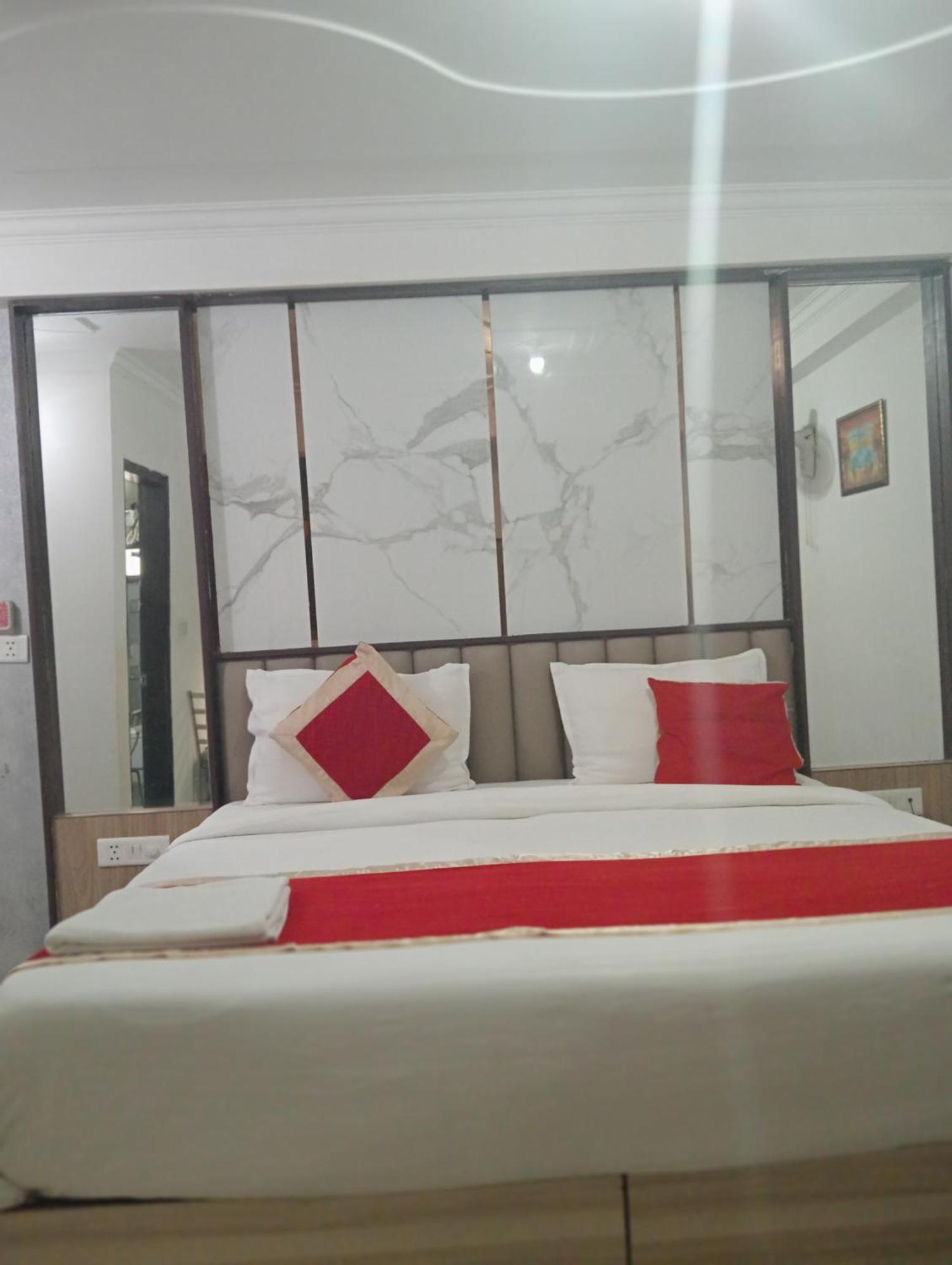 Hotel Clink New Delhi Airport Екстериор снимка